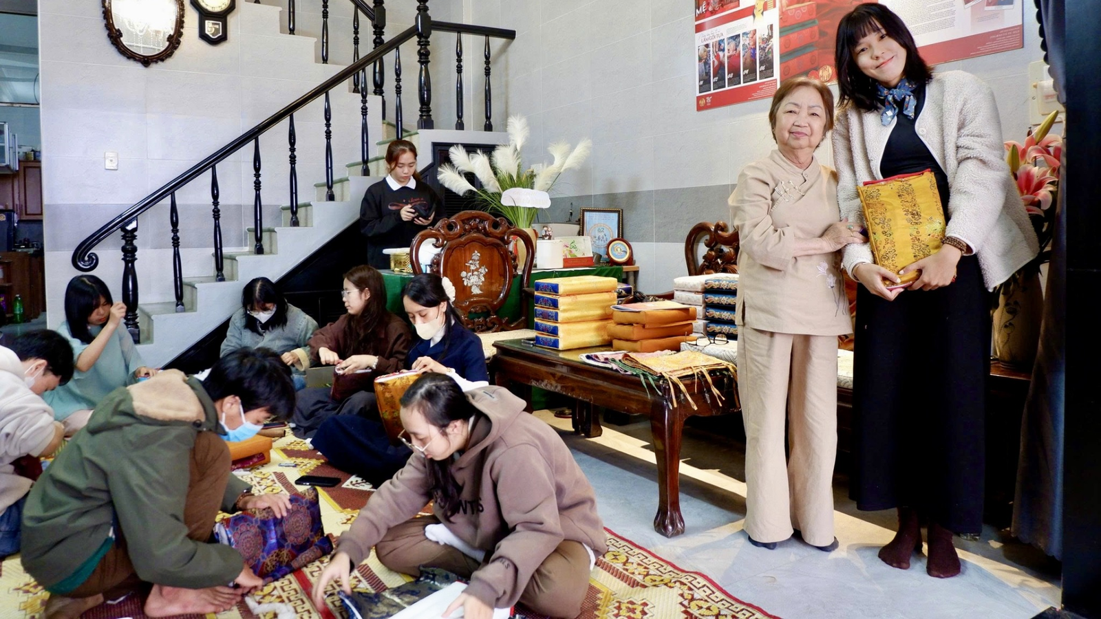 Experience of being a royal pillow - Me Tri Hue (2)